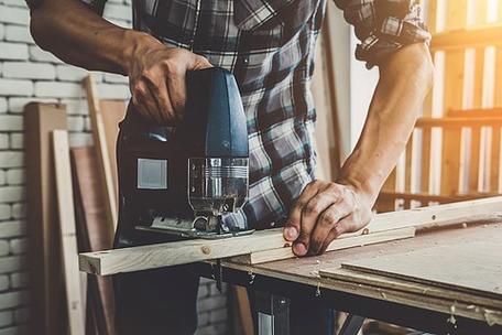家具年轻的亚洲木匠使用专业工具进行手工制作diy制造商和木工工作的